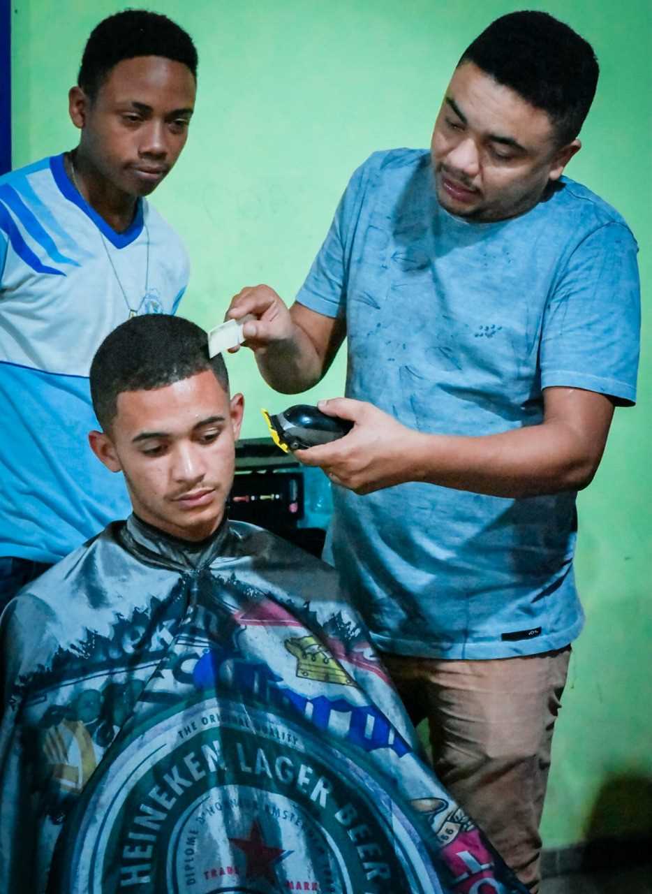 Camacã: Prefeitura realiza oficina de corte de cabelo para alunos da EJA

